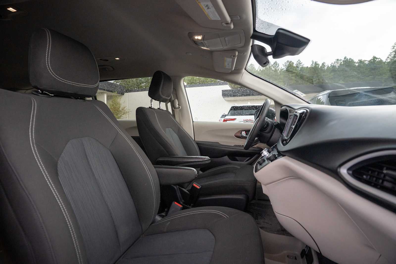 2024 Chrysler Voyager LX