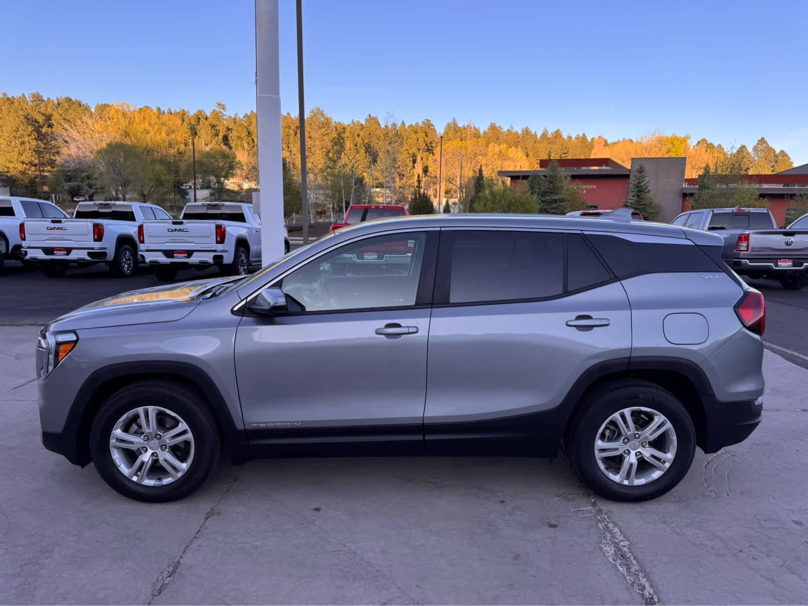 2024 GMC Terrain FWD 4dr SLE